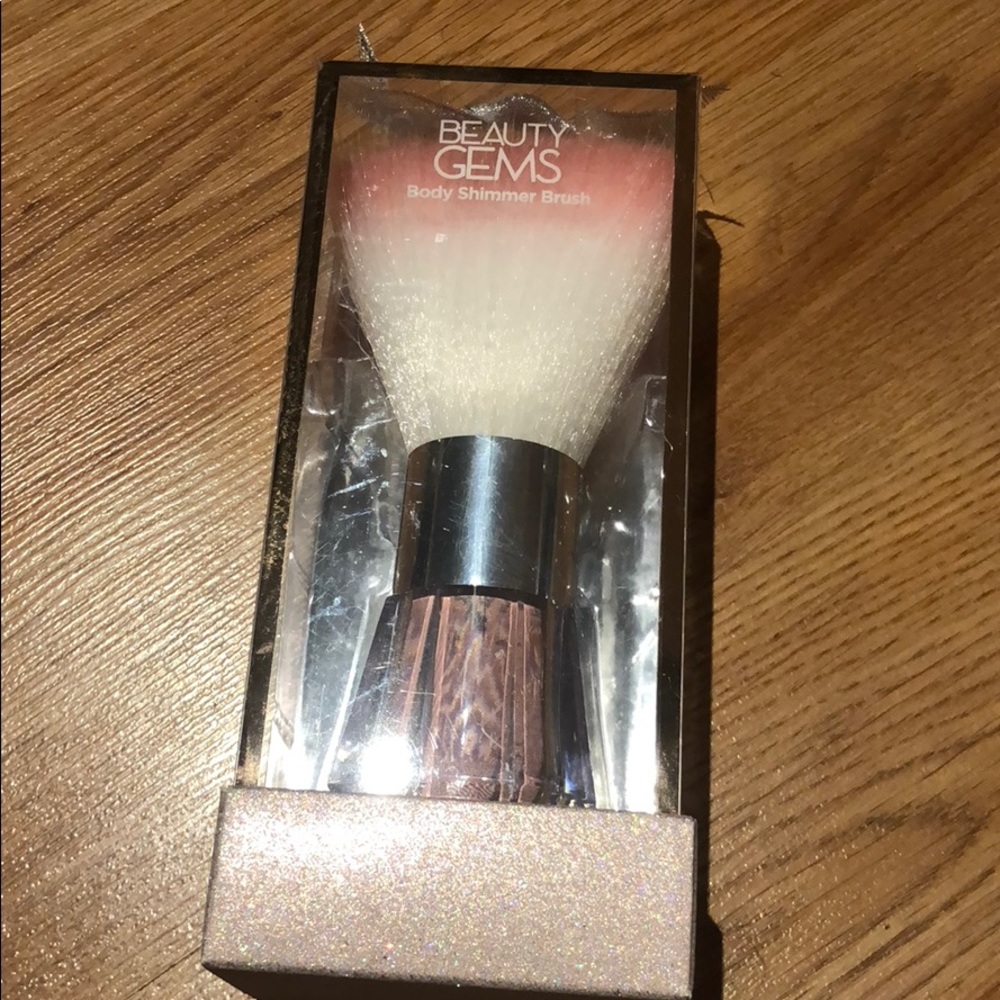 Body shimmer brush